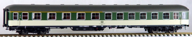 Passenger car 1st/2nd class type ABum in POP livery<br /><a href='images/pictures/LS_Models/46113.jpg' target='_blank'>Full size image</a>